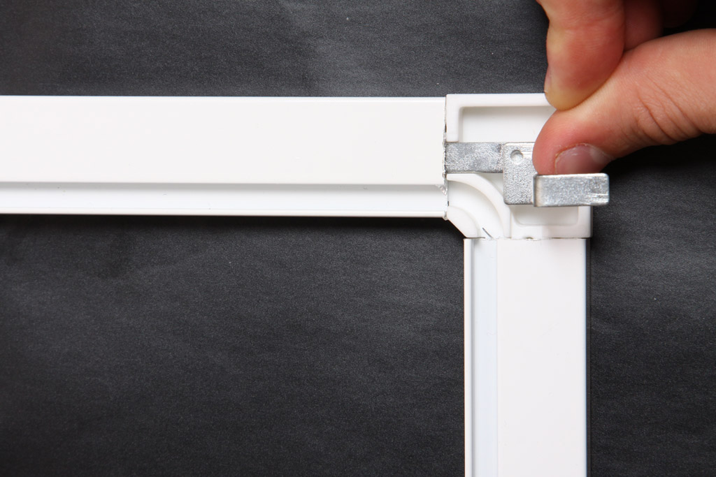 Вставка уголка в профиль рамки